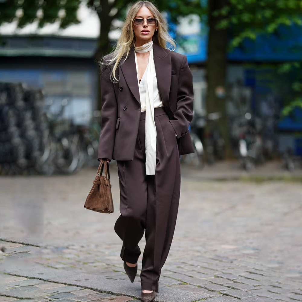 Blazer Women Oversized - ชุดสูทผู้หญิงสีน้ำตาลเข้มแบบสองแถวกระดุม 2 ชิ้น เสื้อเบลเซอร์ทรงโอเวอร์ไซส์ กางเกงขายาวทรงกว้าง ชุดทางการสำหรับงานแต่งงานหรืองานเลี้ยง